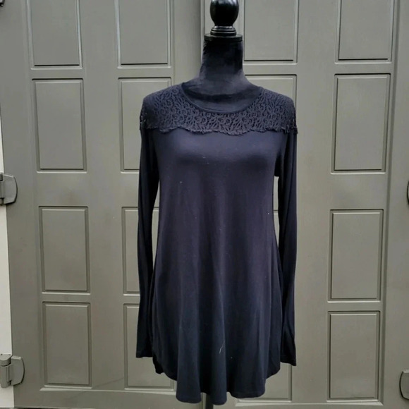 Old Navy Shirt Women's Size Medium Black Long Sleeve Round Neck Lace Side Slits - Picture 1 of 8